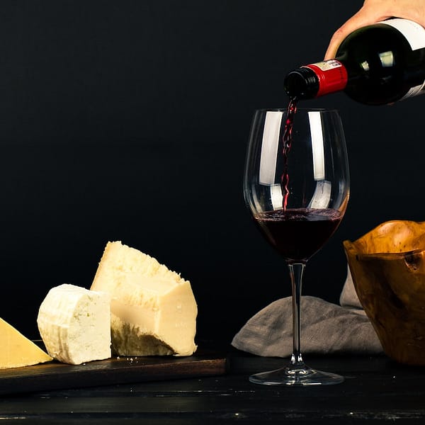 un verre de vin de Bourgogne accompagné de fromages