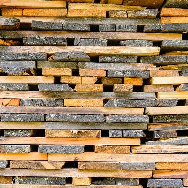planches de bois de différents types empilées