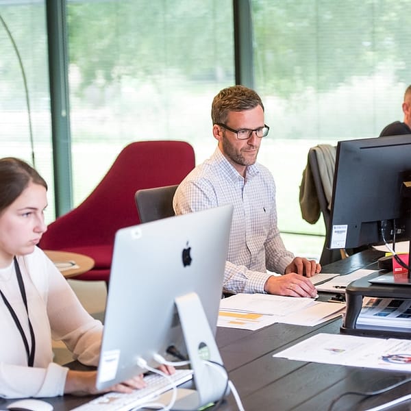 employés d'une conciergerie en contact chat avec des clients