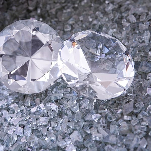 deux diamants sur une multitude de petits morceaux de verre