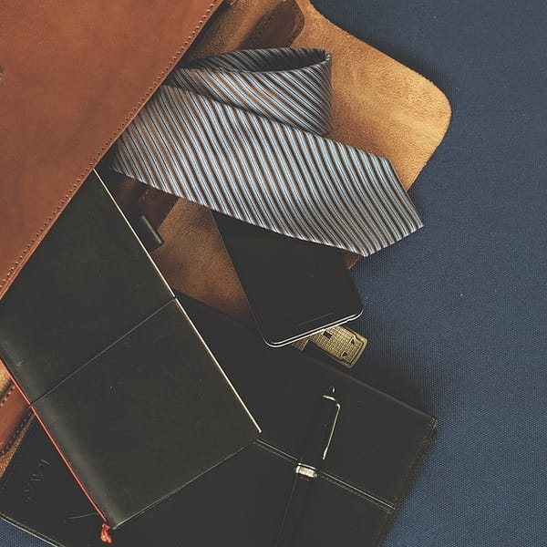 porte document en cuire contenant divers articles en de maroquinerie