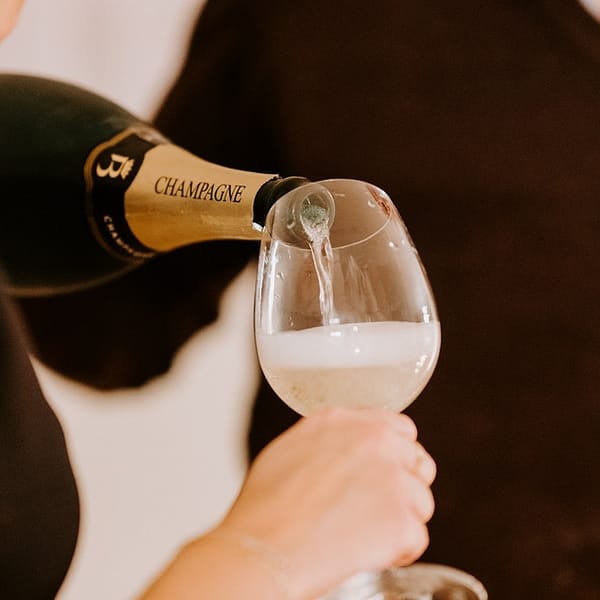 femme qui verse du champagne dans une flute