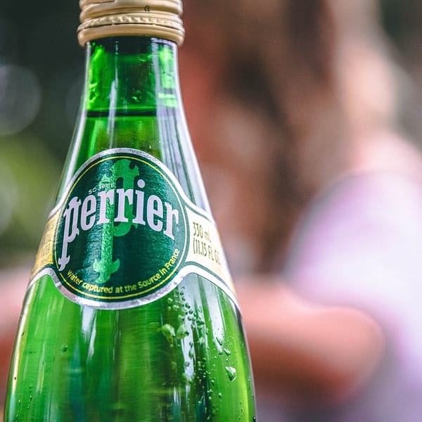 bouteille d'eau gazeuse de marque Perrier