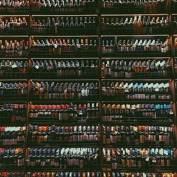 centaines de bouteilles de vins entreposées