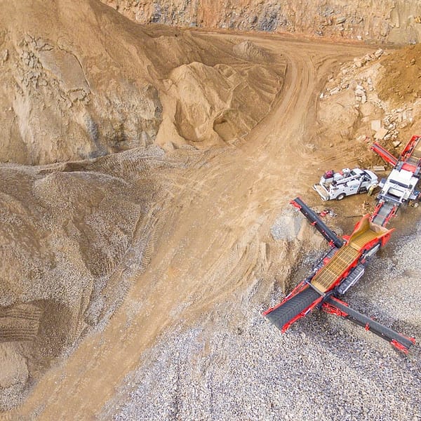 engins d'extraction dans une carrière