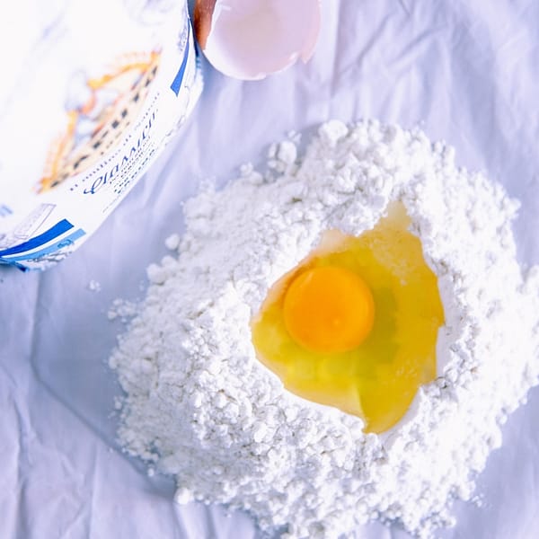 paquet de farine à côté d'un oeuf pour la pâtisserie