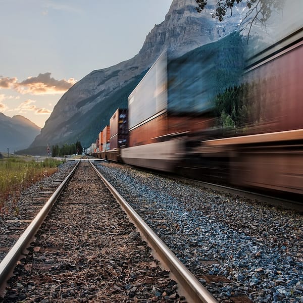 train de marchandises en mouvement sur des rails