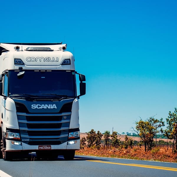 poids lourds de marque Scadia qui roule sur une route