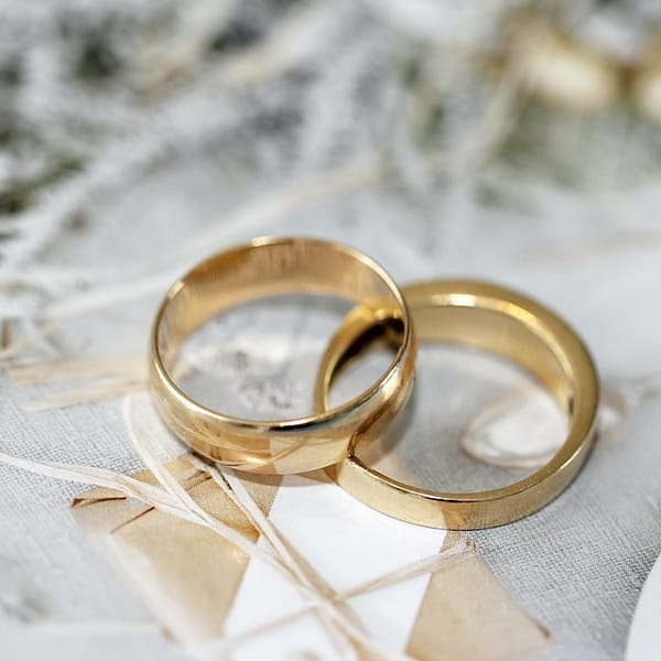 deux bagues de mariage en or