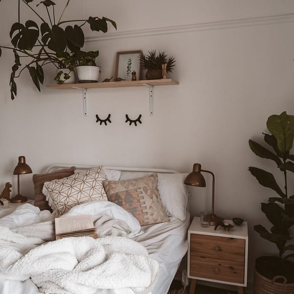 literie avec des plantes et du linge de lit