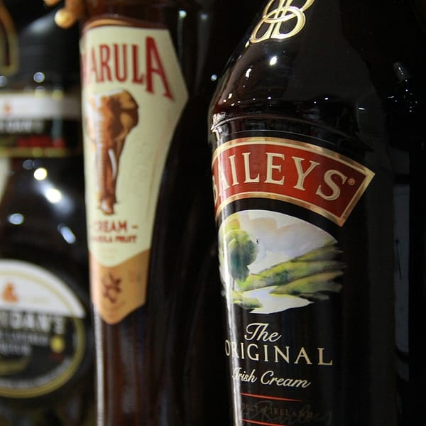 trois bouteilles de crèmes et liqueurs d'alcool