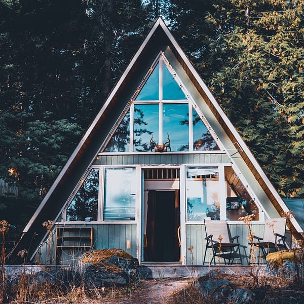 tiny house triangulaire posée au milieu de la nature