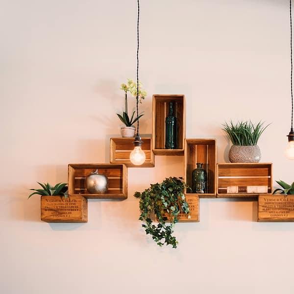 plusieurs éléments de décoration d'intérieur accrochés au mur