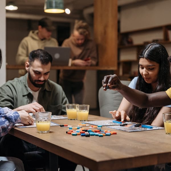 groupe d'amis qui joue à un jeu de société d'ambiance lors d'une fête