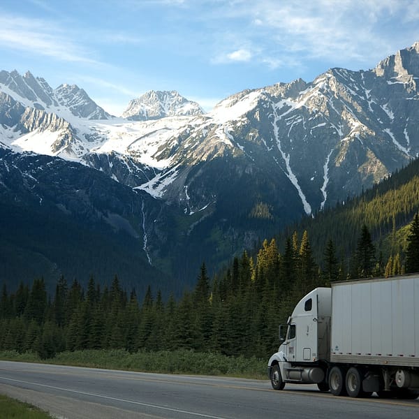 camion de transport de marchandises sur une autoroute