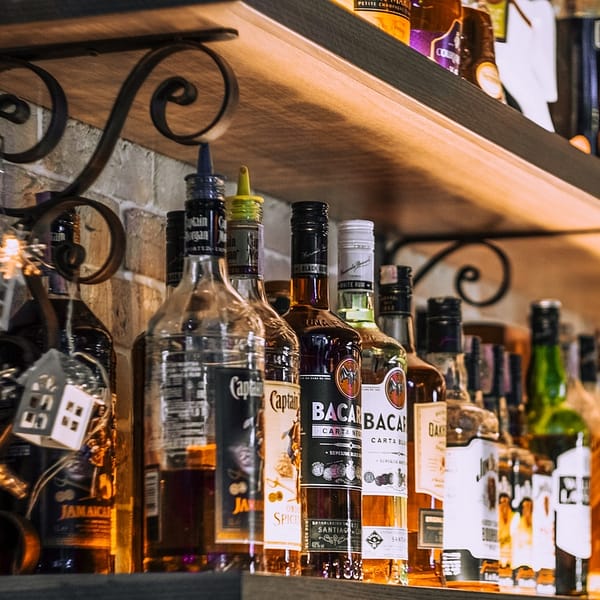Plusieurs bouteilles de rhum sur une étagère d'un bar