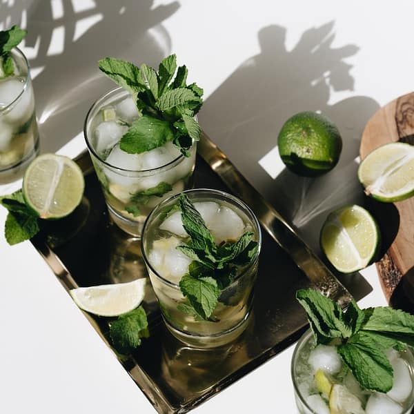 plusieurs cocktails de mojitos préparés avec du rhum