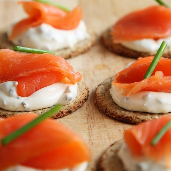 toast avec du Boursin, du persil et du saumon fumé