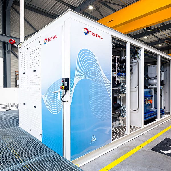 station et borne à hydrogène de l'entreprise McPhy avec la marque totale