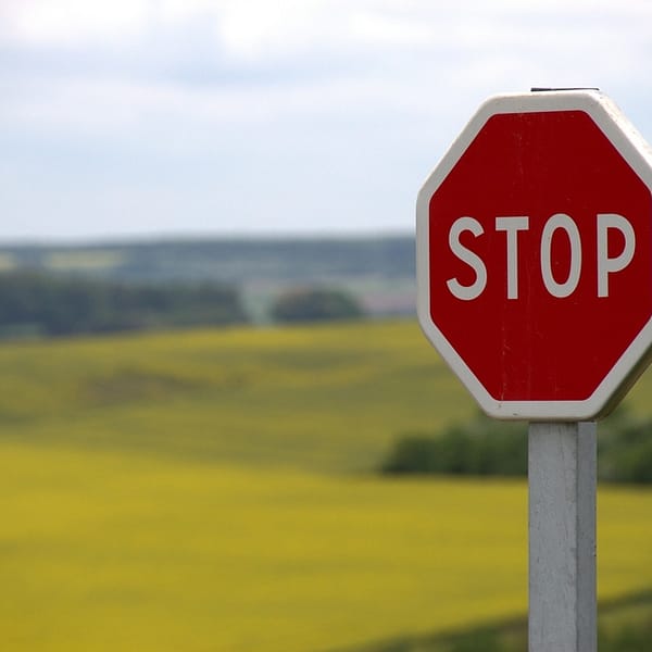 panneau de signalisation stop sur le bord d'une route de campagne