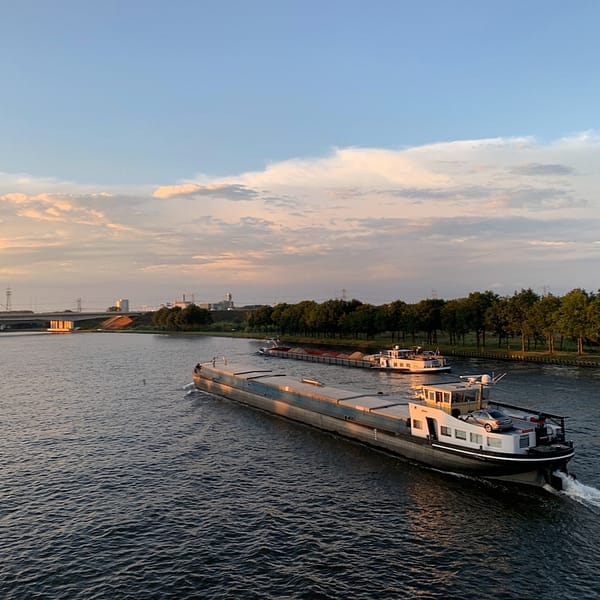péniche qui transporte des marchandises sur un fleuve