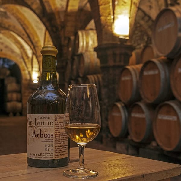 bouteille de Macvin du Jura AOC dans une cave à vin