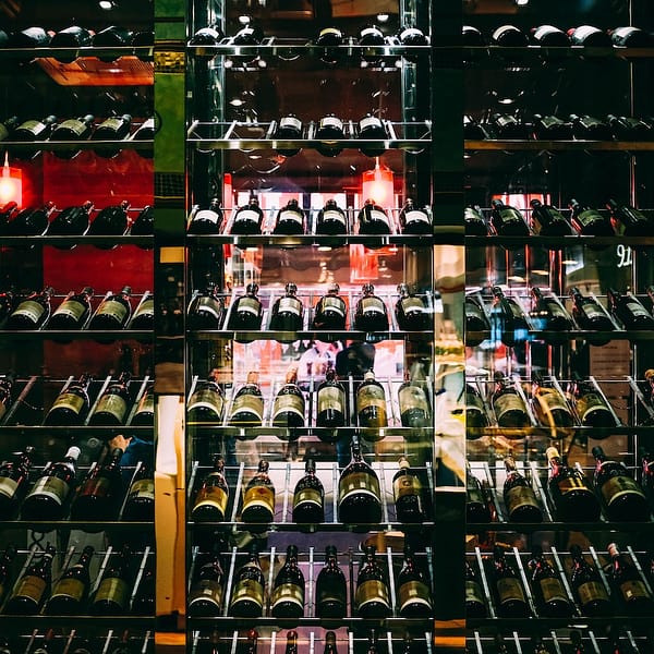 multitude de bouteilles de vin entreposées
