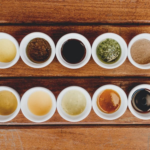 plusieurs pots contenant différents condiments et sauces