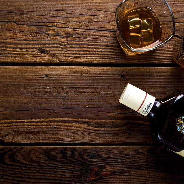 deux verres de whisky sur une table avec une bouteille
