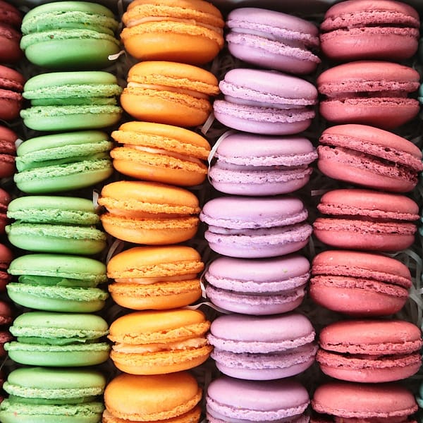 macarons de plusieurs couleurs