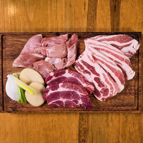 plusieurs types de viande sur un plateau de bois