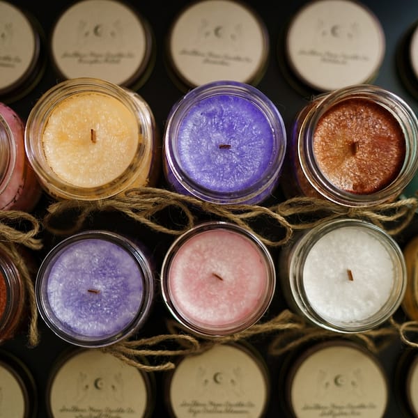 plusieurs bougies artisanales avec différentes senteurs