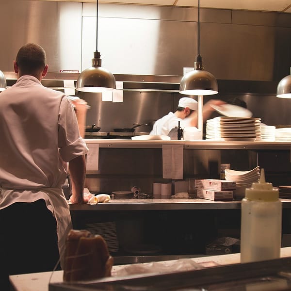 cuisiniers qui préparent des plats dans une dark kitchen