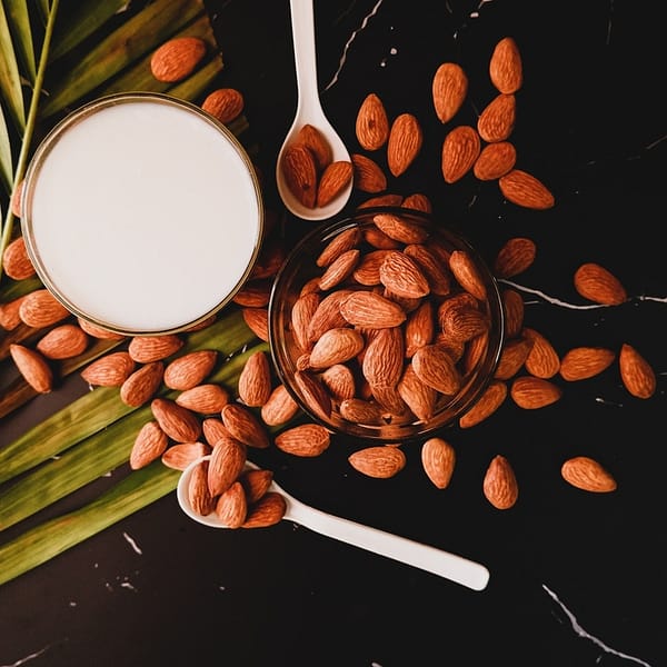 bol de lait d'amandes avec des amandes entières