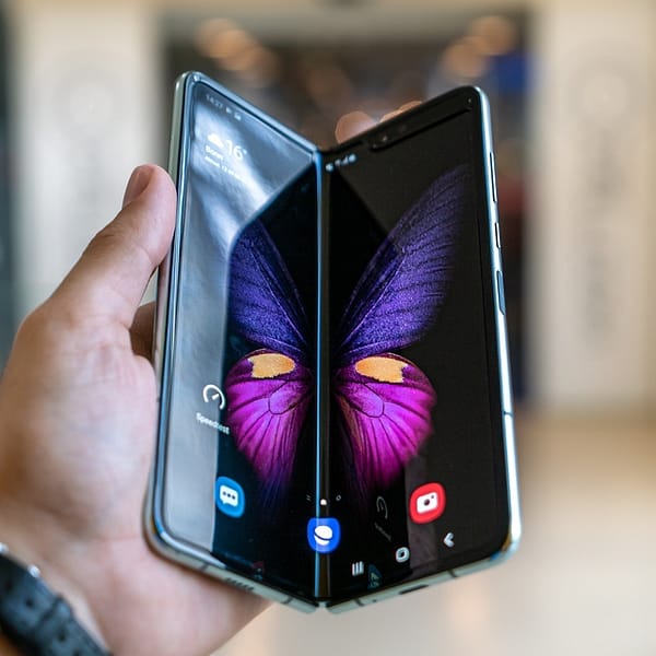 smartphone samsung pliable dans une main
