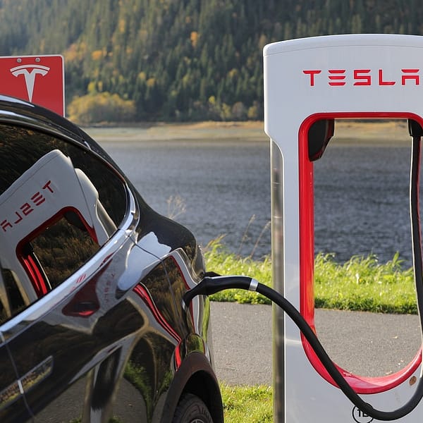 Véhicule électrique qui se charge sur une borne ultra rapide Tesla