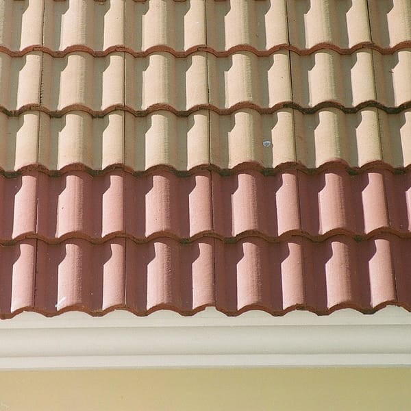 Deux types de tuiles en terre cuite de différentes couleurs