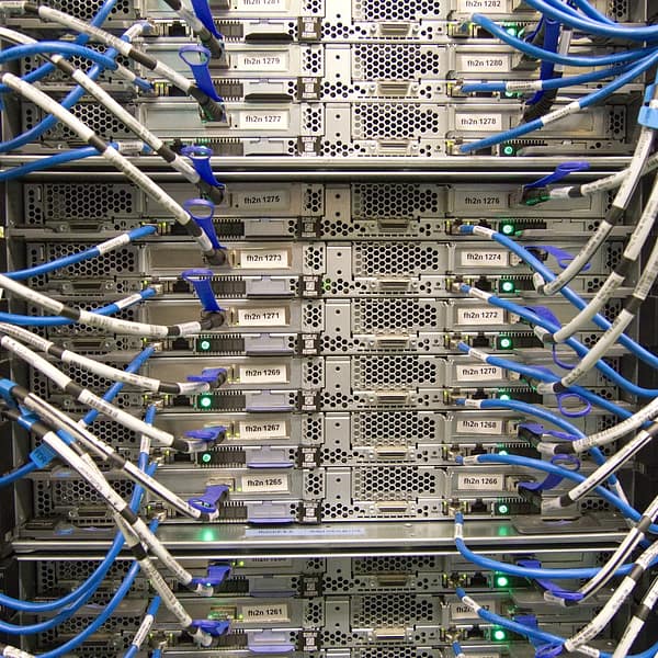 plusieurs serveurs connectés dans un data center