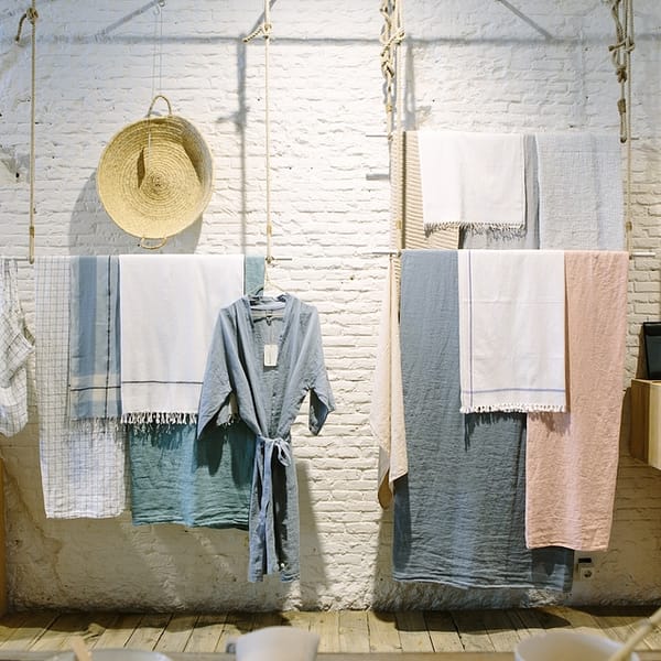 Intérieur d'un concept store spécialisé dans la mode
