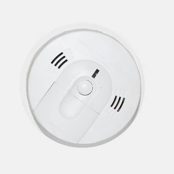 gros plan sur un détecteur de fumée et d'incendie