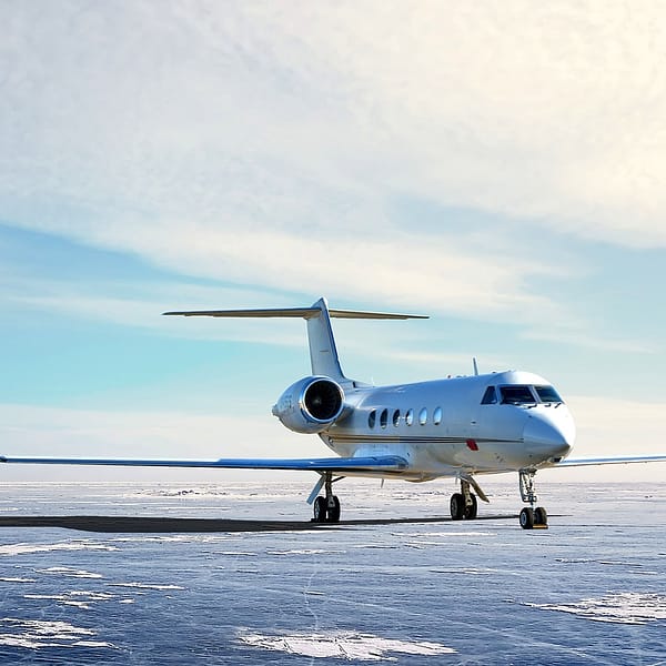 jet privé sur une piste d'un aéroport