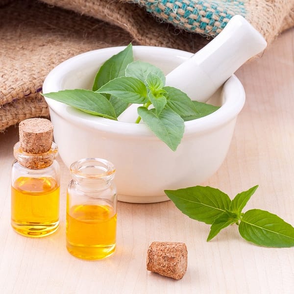 huile concentrée de citron à côté d'un pilon de cuisine