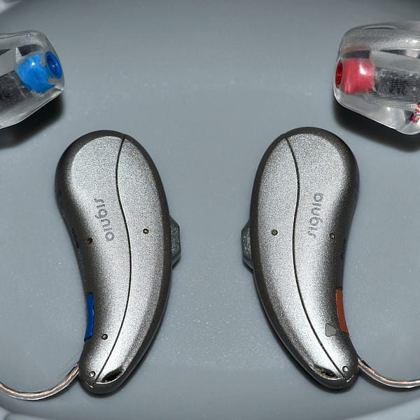 deux prothèses auditives dans une boite