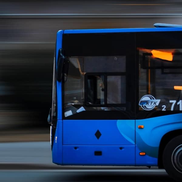 Bus en mouvement dans une ville