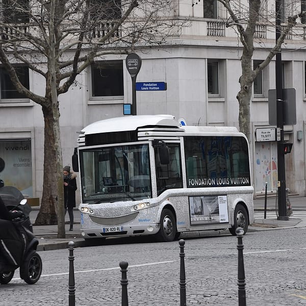 bus qui se déplace à Paris