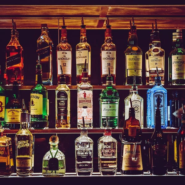 rangée de bouteilles d'alcool dans un bar