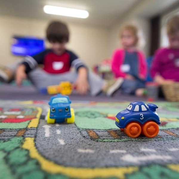 tapis de jeux dans une crèche avec des enfants