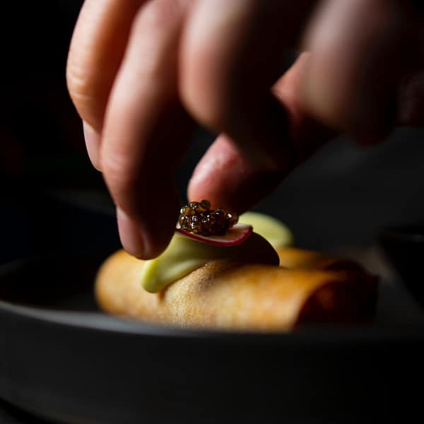 bouchée de caviar déposée sur une entrée dans un restaurant