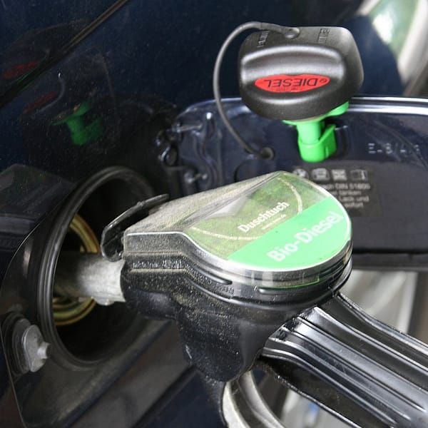 automobiliste qui fait le plein avec du biodiesel