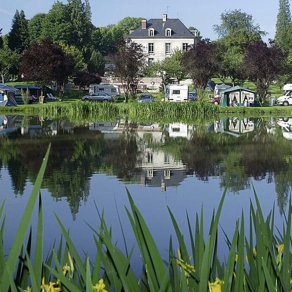 camping sur le bord d'une rivière